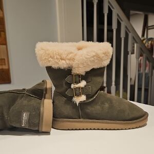 Koolaburra Olive Green Winter Boots with Cream Fur